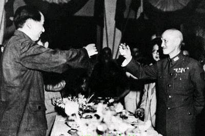 La foto de Mao Zedong (izquierda) y Chiang Kai-shek (derecha) en la Primera Cooperación entre el Kuomintang y el Partido Comunista